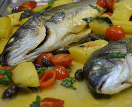 Branzino con patate e pomodoro