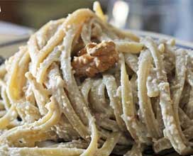 ricetta: Linguine con borragine e salsa di noci