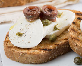 ricetta: Crostini con mozzarella e acciughe