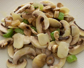 Antipasto di insalatina e funghi