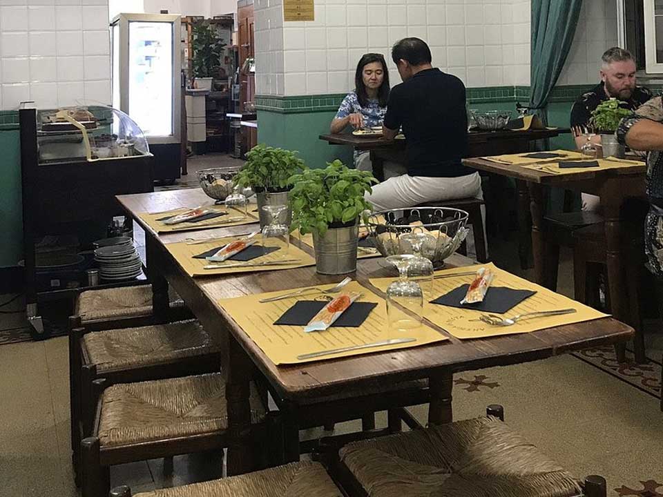 Illustrazione editoriale generica: non fotografia reale di Sa Pesta