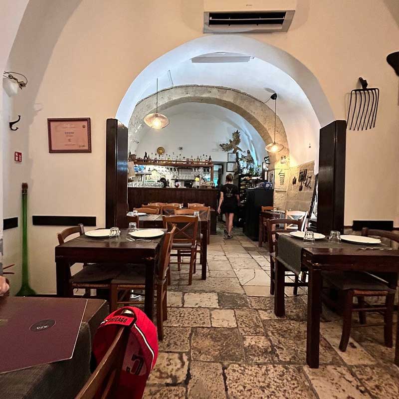Illustrazione provvisoria di un ambiente di ristorazione; non ritrae Osteria Le Arpie